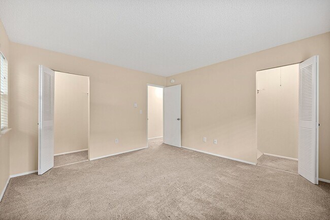 Building Photo - North Tacoma Condo Living | 2 Bed, 1.5 Bath End-Unit | Great Amenities!