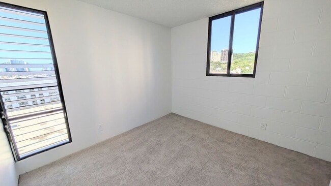 Building Photo - Newly remodeled Large 3 bed/2 bath/2 parking end unit with ocean and city views