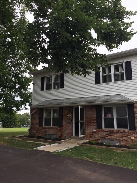 End unit - 1401 Whitpain Hls