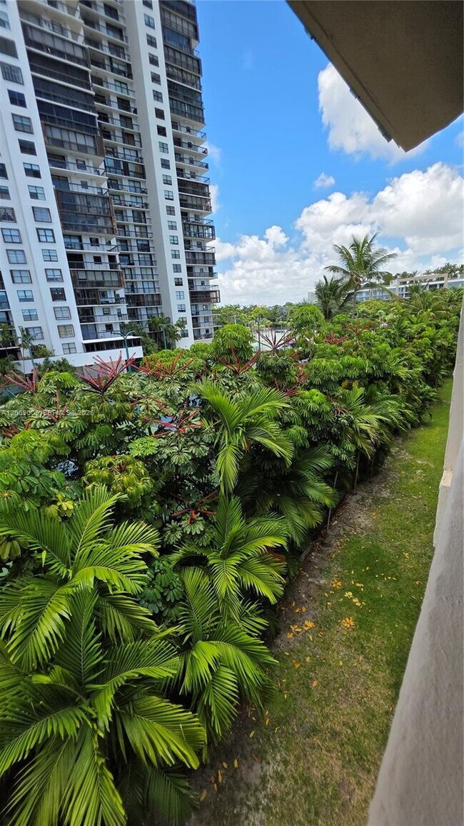 Building Photo - 2201 Brickell Ave