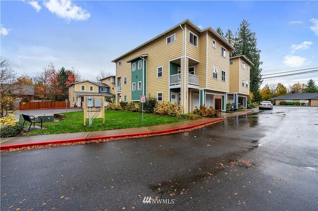 Building Photo - Beautifully Updated 3 Bed, 2.5 Bath Townhome in Monroe