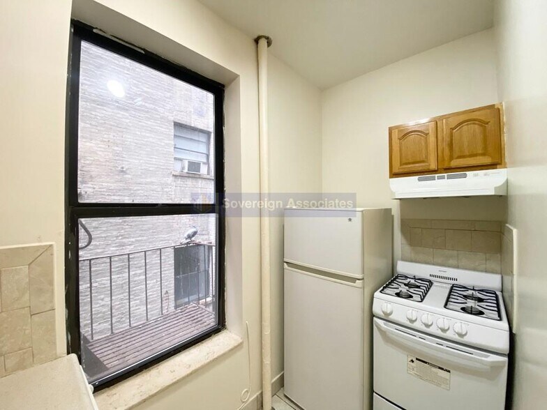 Building Photo - 3135 Broadway