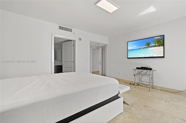 Building Photo - 1800 N Bayshore Dr