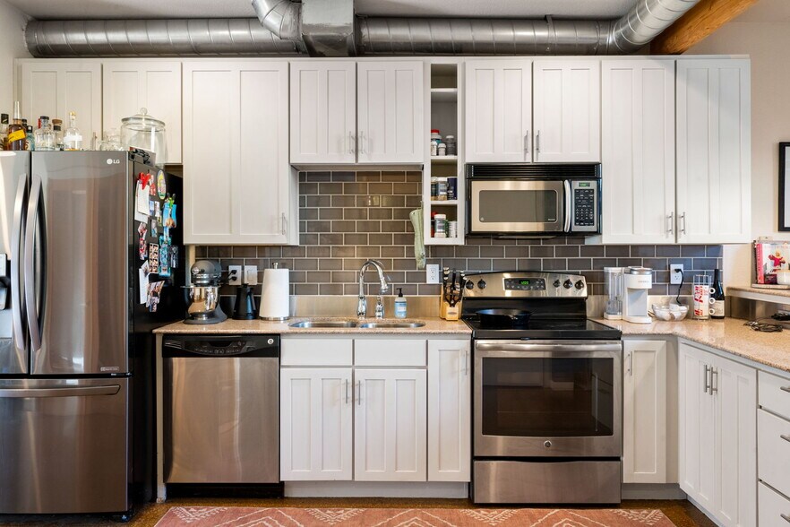 Building Photo - 3033 Blake St