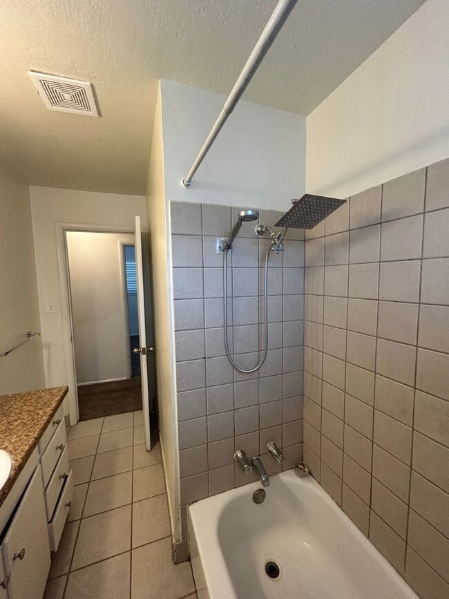 Building Photo - 3 Bed/1.5 Bath in a Cul-de-sac by Universi...
