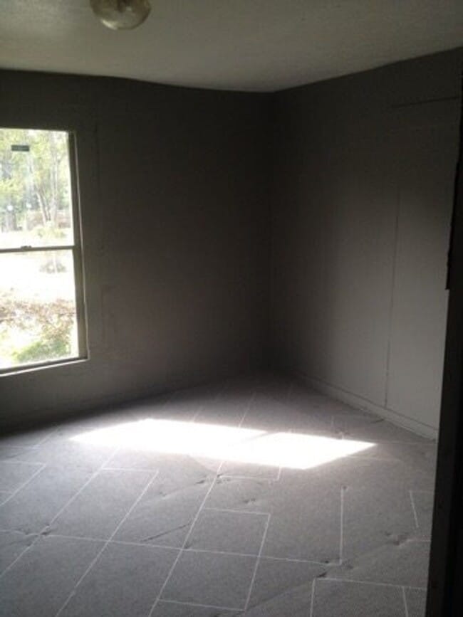 Building Photo - **AVAILABLE NOW**3 Bedroom / 2 Bathroom Ho...