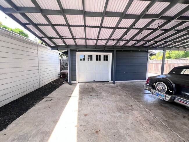 Building Photo - Fully Updated Home in San Leandro Available for Rent!!