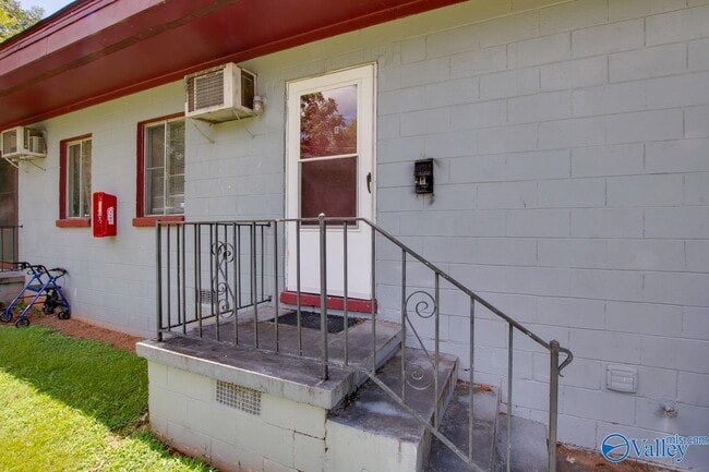 Building Photo - 1328 Oshaughnessy Ave NE