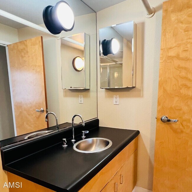Building Photo - 2 br, 2 bath House - 400 Spear Street #220