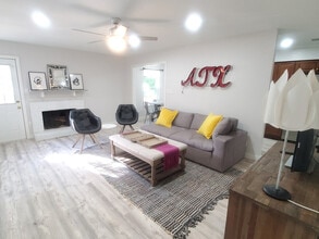 Building Photo - 2501 Parker Ln