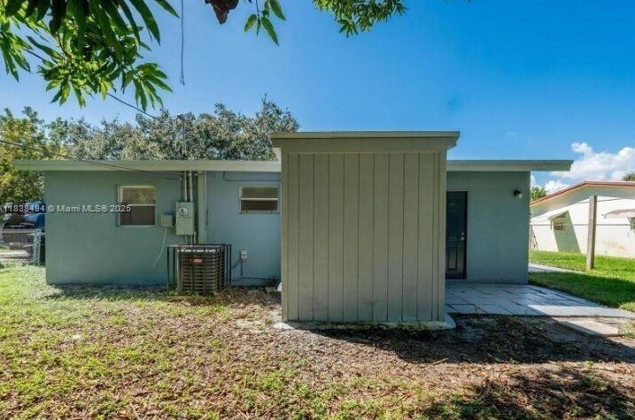 Building Photo - 1040 NW 23rd Ter