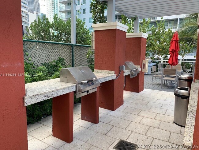 Building Photo - 1155 Brickell Bay Dr