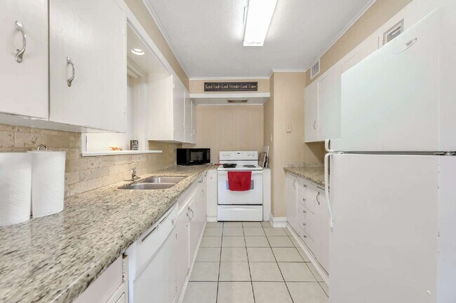 Building Photo - 520 Helena St