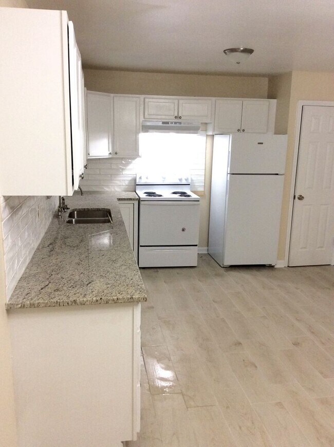 Building Photo - SPACIOUS NEWLY RENOVATED HOUSE