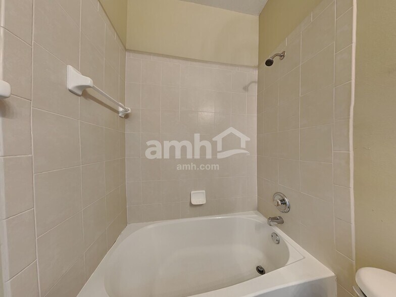 Building Photo - 1216 Maplebrook Dr