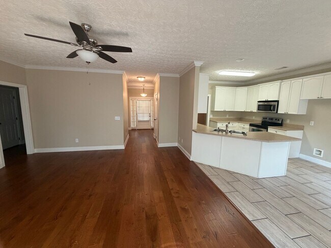 Building Photo - Cozy Condo in Gardens at Gatewood!