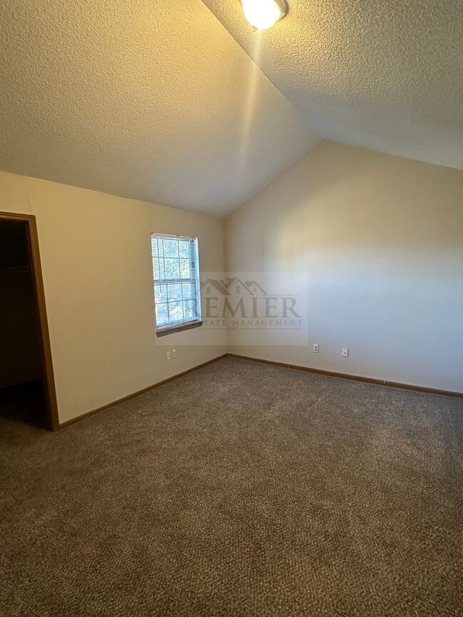 Building Photo - 3 bed / 1.5 bath TH -122 NE Churchill St, ...