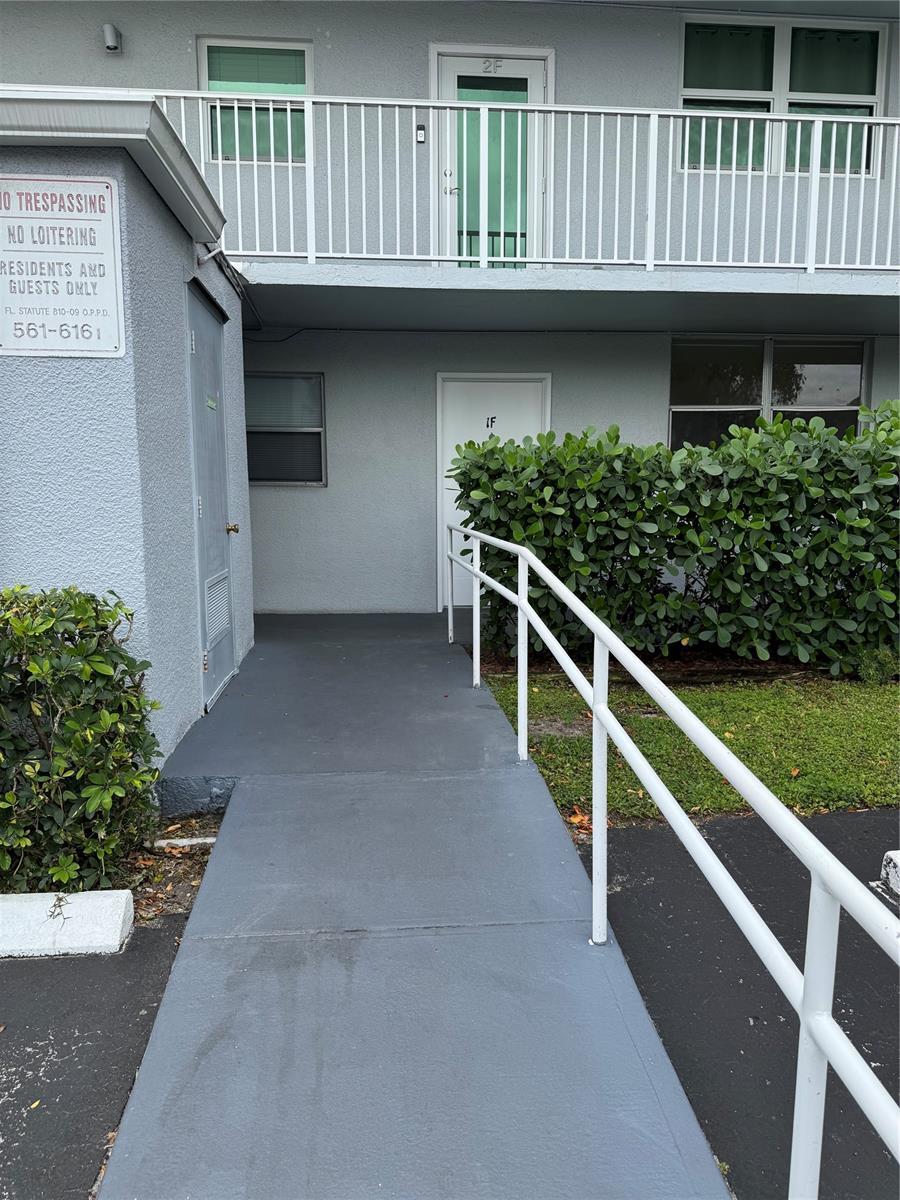 Building Photo - 115 Royal Park Dr