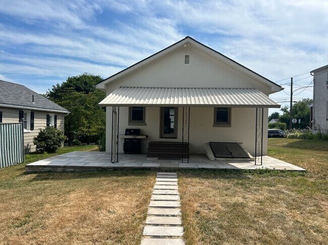 Building Photo - 124 Elm St