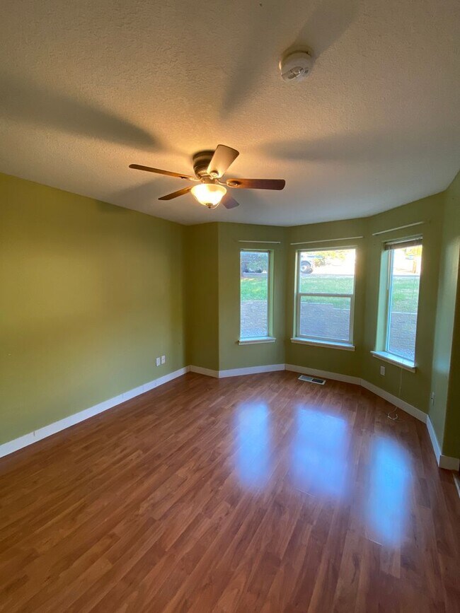 Building Photo - Custom Home With Shop!