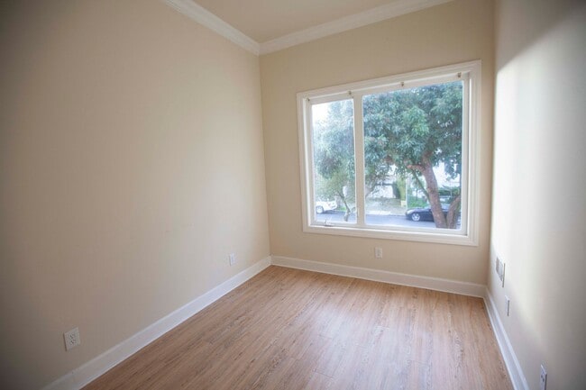 Building Photo - House for rent, Updated 4BR+2 extra BR/Den/Offices/Family Rooms & 3BA in Ingleside!