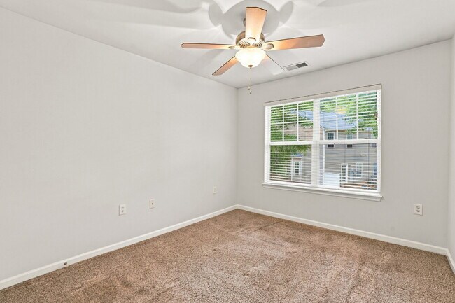 Building Photo - Spacious End Unit Townhome!