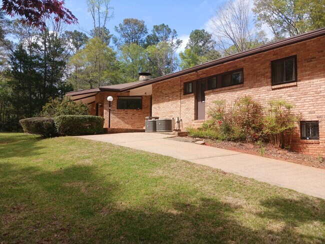 Building Photo - Charming 4BR/2.5BA Retreat on 2 Acres-Available Now!