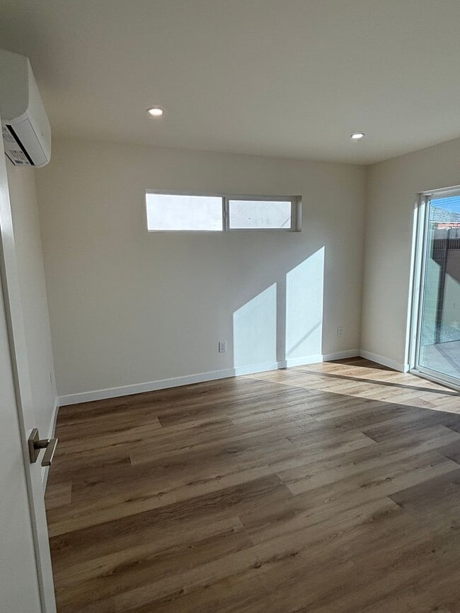 Building Photo - Contemporary 3 Bedroom Duplex with Washer Dryer and Mini Split AC