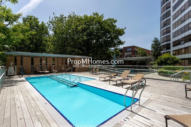 Building Photo - Luxurious Two Bedroom High-Rise Living at the Portland Plaza!