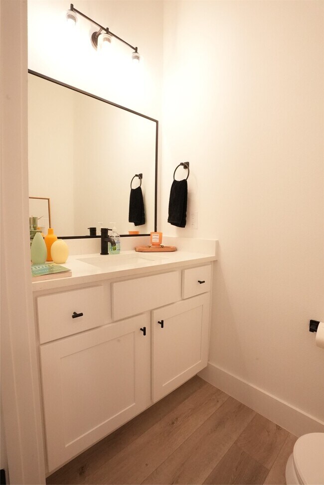 Building Photo - 2406 Mann St