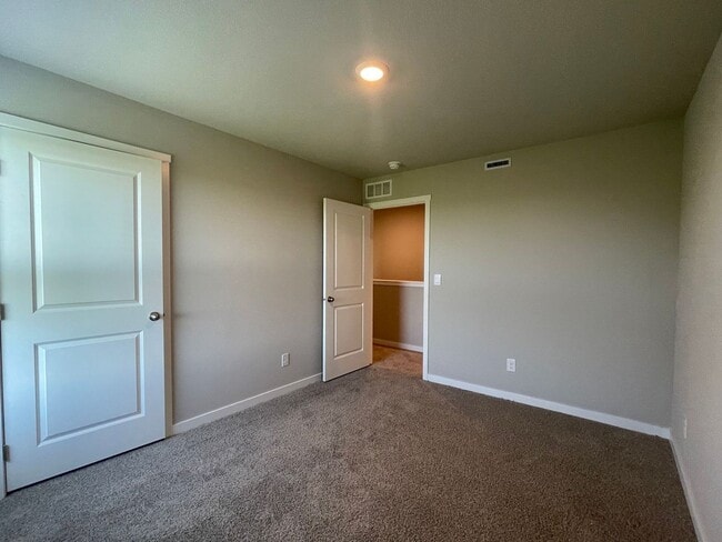 Building Photo - Beautiful 3 bed, 2 bath townhome $2200
