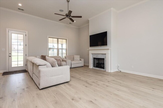 Building Photo - Like New 6 BR/ 4.5 BA in Lakeland