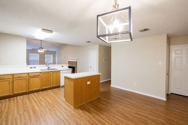 Building Photo - 1118 Water Oak Way