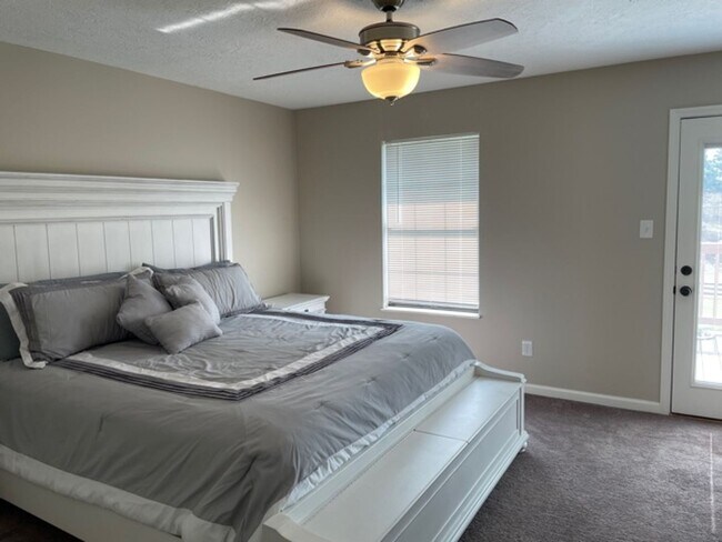 Building Photo - Quaint setting, One Level 3BR/ 2BA 2-Car Garage Condo