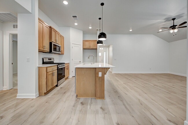 Building Photo - 20150 Park Ln