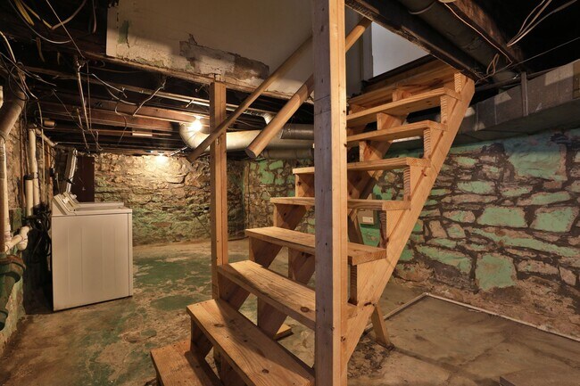 Building Photo - 4 Bedroom North Campus Newly Remodeled House with 2 Decks and Patio