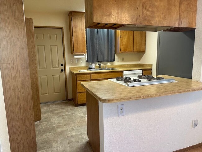Building Photo - Move-in Special $200 off first months rent!