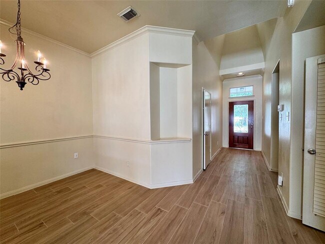 Building Photo - 4939 Royal Arbor Ln