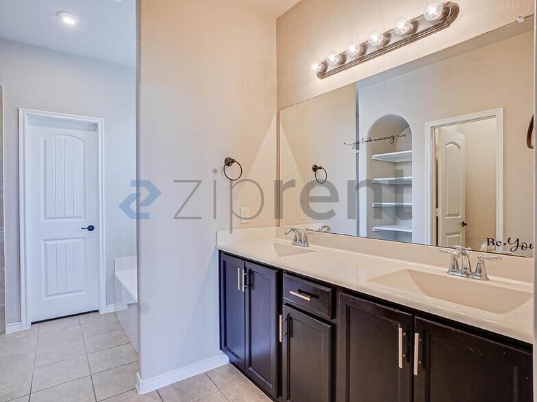 Building Photo - 15008 Waters Dr