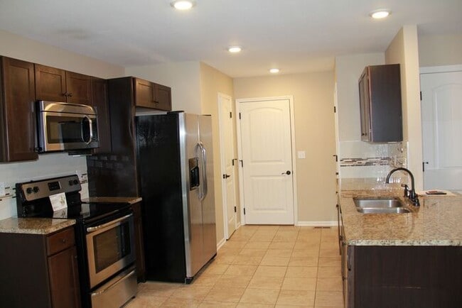 Building Photo - Beautiful Town Home!