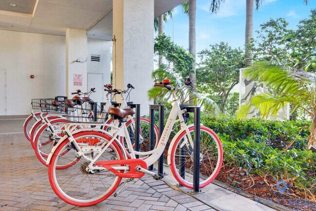 Building Photo - 2602 E Hallandale Beach Blvd