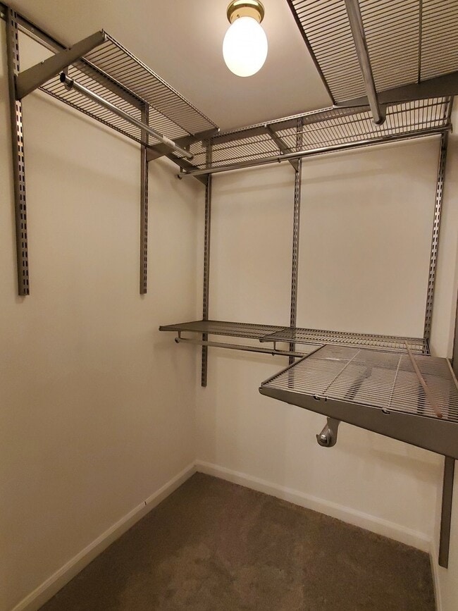 Building Photo - 325 Satinwood Ct S