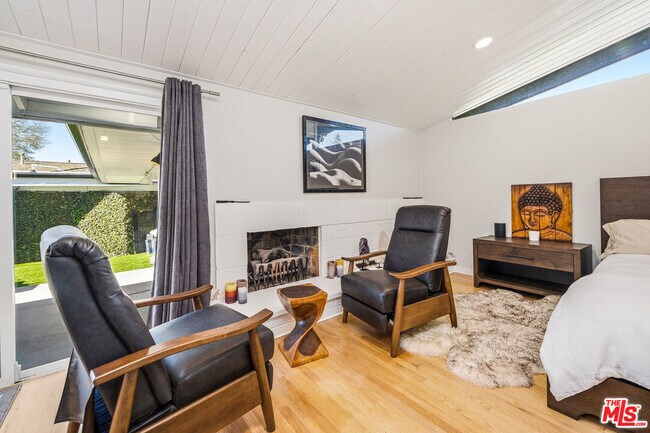 Building Photo - 22428 Victory Blvd