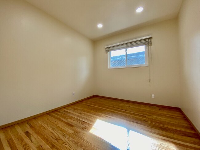 Building Photo - 5025 Carm Ave