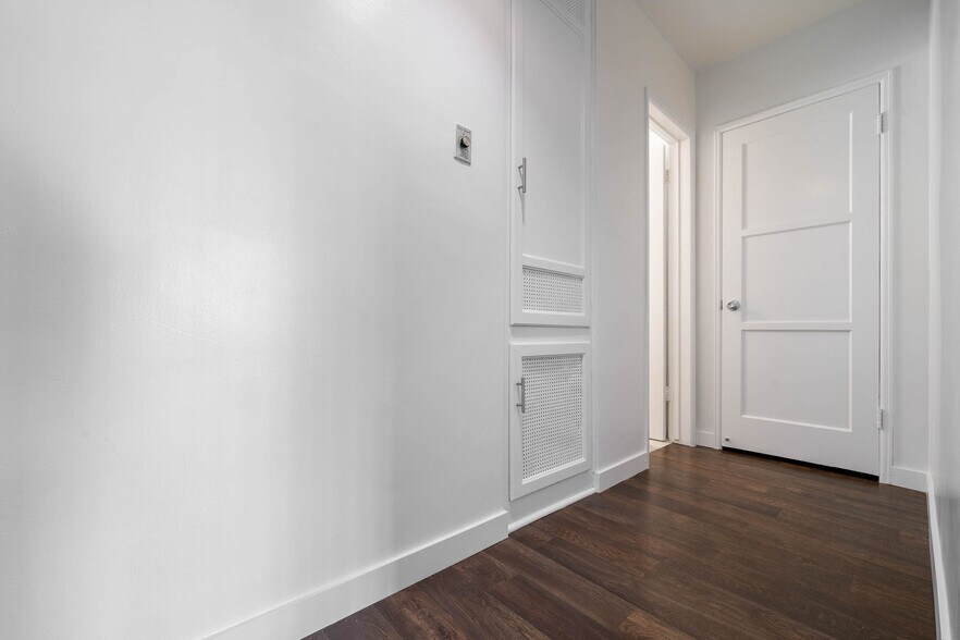 Building Photo - 5871.5 W 88th St