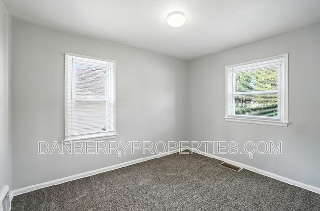 Building Photo - 1126 Searles Rd