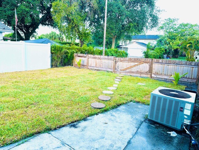Building Photo - 1520 Barbarie Ln