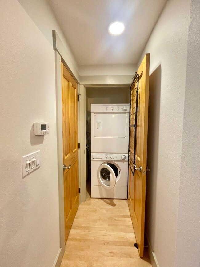 Building Photo - AVAILABLE NOW 3 BD 3.5 BA Townhome in Fremont