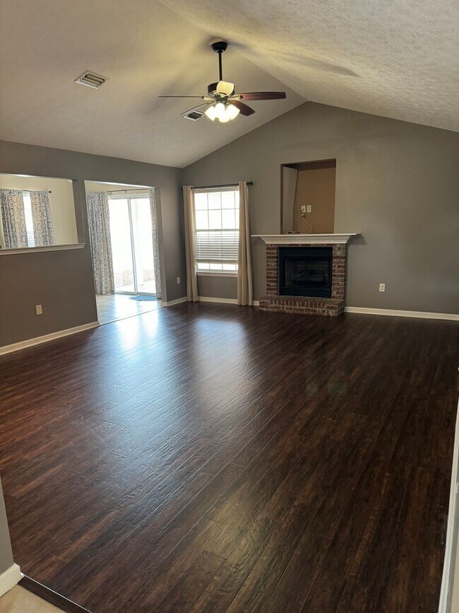 Building Photo - 4 Bed 2 Bath