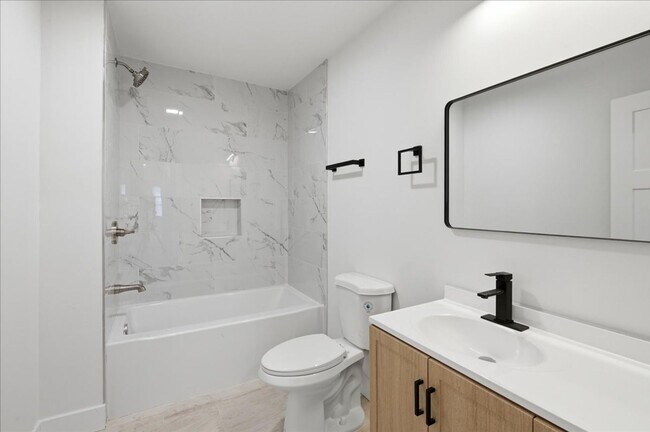 Building Photo - 1038 N Parker Ave